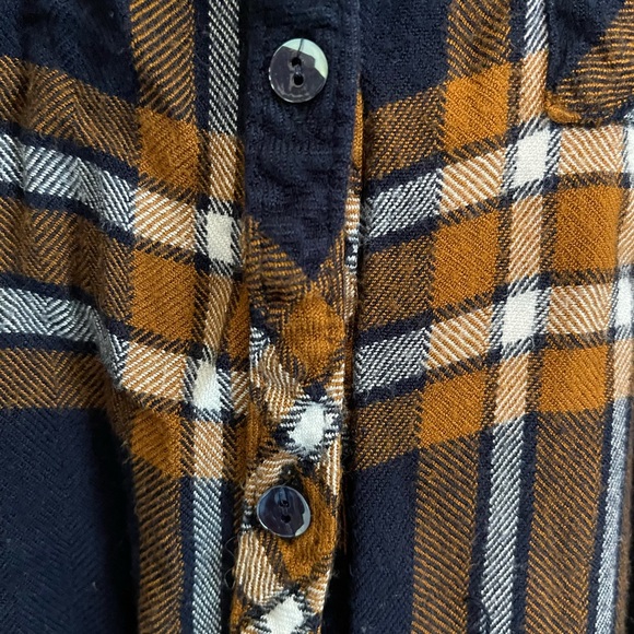 Size small flannel - Picture 4 of 4